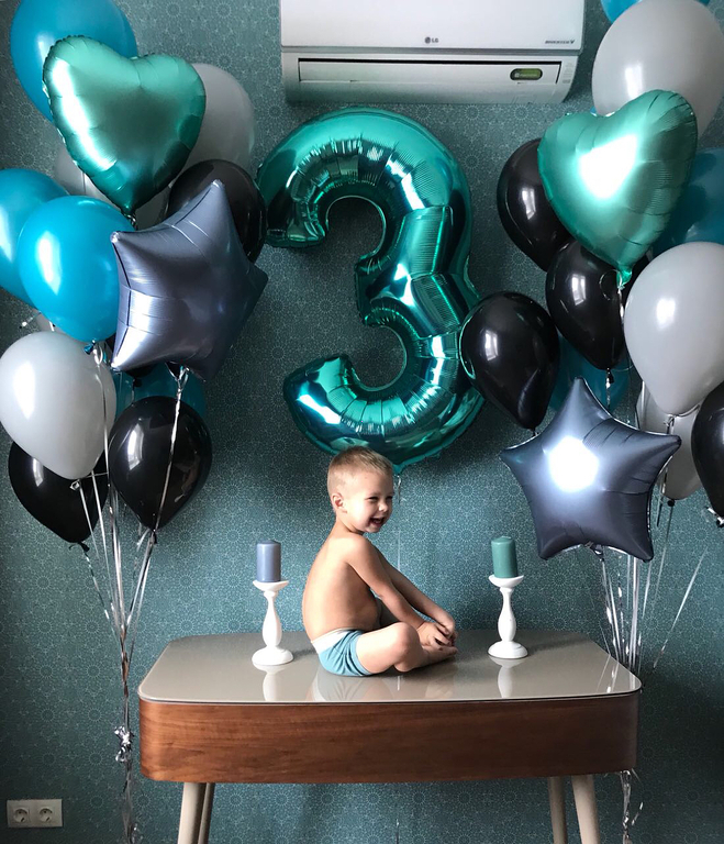 Фонтаны шаров с цифрой "Бирюза"