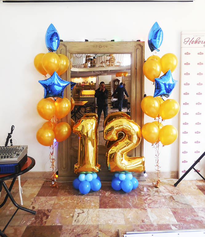 Фонтаны шаров с цифрой "Синий и золотой"