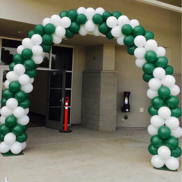 Арка из воздушных шаров зелено-белая 